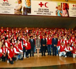 Su Majestad la Reina junto a los voluntarios de Cruz Roja Española