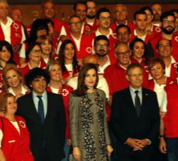 Doña Letizia junto a los voluntarios de Cruz Roja Española
