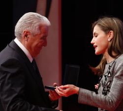 Su Majestad la Reina entrega el galardón al expresidente de Cáritas, Rafael del Río Sendino