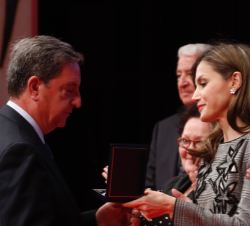 Doña Letizia entrega la Medalla de Oro de la Cruz Roja al Colegio oficial de Enfermería de Sevilla, recoge la medalla su presidente, José María Rueda