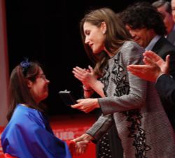 Su Majestad la Reina entrega la Medalla de Oro de la Cruz Roja a Isabel García Salguero, “Lady Isabel”