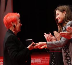 Doña Letizia entrega la Medalla de Oro de la Cruz Roja a Rosa María Calaf