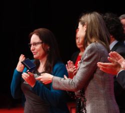 Doña Letizia entrega la Medalla de Oro de la Cruz Roja a Ana Bella Estévez