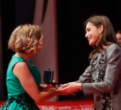 Su Majestad la Reina entrega la Medalla de Oro de la Cruz Roja a Soledad Giménez
