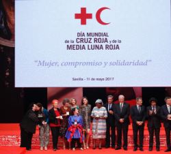 Fotografía de Su Majestad la Reina junto a los galardonados