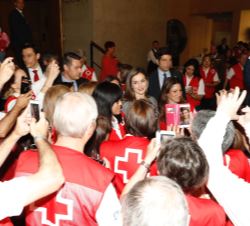 Su Majestad la Reina al término del acto es saludada por los trabajadores de la Cruz Roja