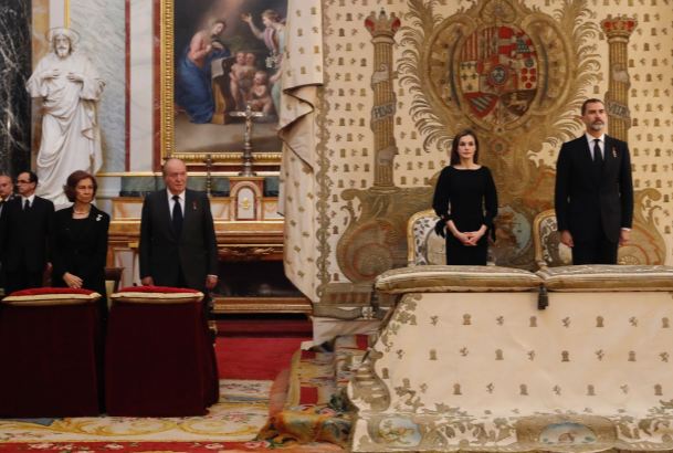 Sus Majestades los Reyes y Sus Majestades los Reyes Don Juan Carlos y Doña Sofía, durante el funeral
