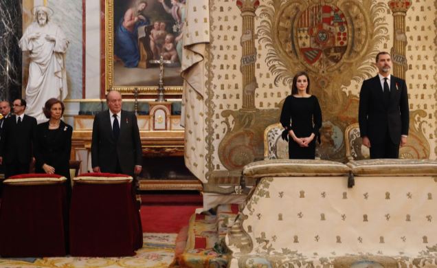 Sus Majestades los Reyes y Sus Majestades los Reyes Don Juan Carlos y Doña Sofía, durante el funeral