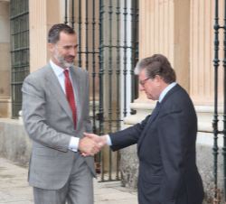 Don Felipe recibe el saludo del presidente del Consejo de Administración del Patrimonio Nacional, Alfredo Pérez de Armiñán
