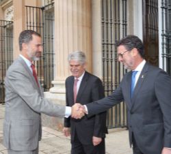 Don Felipe recibe el saludo del alcalde del Real Sitio de San Ildefonso, José Luis Vázquez Fernández