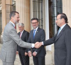 Su Majestad el Rey recibe el saludo del presidente del Real Instituto Elcano, Emilio Lamo de Espinosa