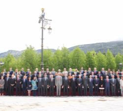 Don Felipe, con los asistentes a la reunión del Consejo Científico del Real Instituto Elcano de Estudios Internacionales y Estratégicos