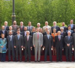 Don Felipe, con los asistentes a la reunión del Consejo Científico del Real Instituto Elcano de Estudios Internacionales y Estratégicos 