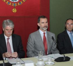 Su Majestad el Rey, junto al ministro de Asuntos Exteriores y de Cooperación, Alfonso Dastis, y el presidente del Real Instituto Elcano, Emilio Lamo d
