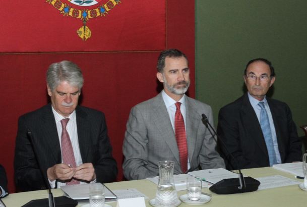 Su Majestad el Rey, junto al ministro de Asuntos Exteriores y de Cooperación, Alfonso Dastis, y el presidente del Real Instituto Elcano, Emilio Lamo de Espinosa