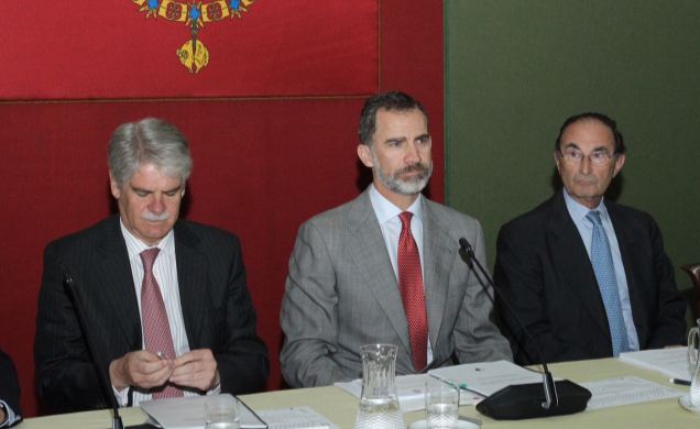 Su Majestad el Rey, junto al ministro de Asuntos Exteriores y de Cooperación, Alfonso Dastis, y el presidente del Real Instituto Elcano, Emilio Lamo d