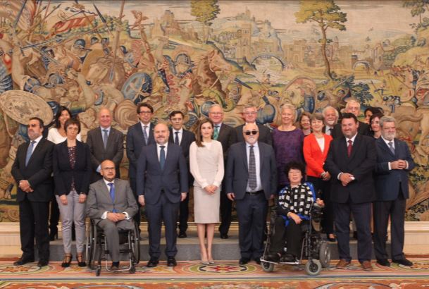 Su Majestad la Reina junto a una representación de participantes en la Asamblea General Anual del 