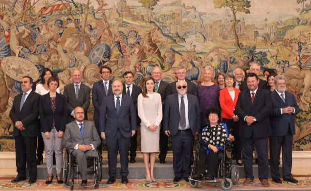 Su Majestad la Reina junto a una representación de participantes en la Asamblea General Anual del "Foro Europeo de la Discapacidad"