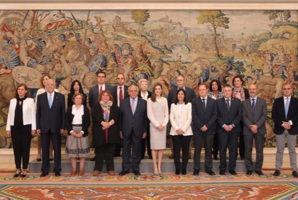 Doña Letizia, acompañada de una representación de la Fundación de Ayuda contra la Drogadicción (FAD) y de las entidades que trabajan conjuntamente en la campaña de movilización sobre 