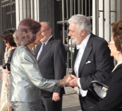 Su Majestad la Reina Doña Sofía recibe el saludo del tenor y director de orquesta, Plácido Domingo
