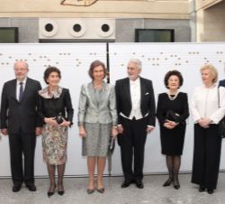 Fotografía de grupo a su llegada al Teatro Real