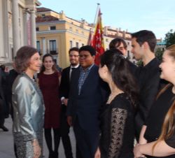 Su Majestad la Reina Doña Sofía conversa con estudiantes becados y mecenas del Círculo Internacional de la Escuela Superior de Música Reina Sofía