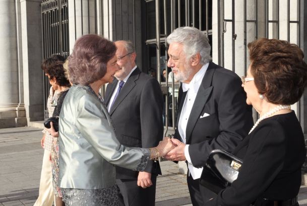 Su Majestad la Reina Doña Sofía recibe el saludo del tenor y director de orquesta, Plácido Domingo