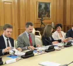 Sus Majestades los Reyes al inicio de la XIX reunión de la Comisión Delegada de la Fundación Princesa de Girona