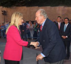 Su Majestad el Rey Don Juan Carlos recibe el saludo de la presidenta de la Comunidad de Madrid, Cristina Cifuentes