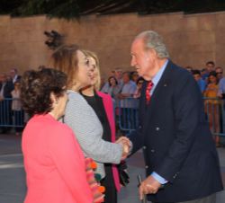 Su Majestad el Rey Don Juan Carlos recibe el saludo de la secretaria de Estado de Comunicación, Carmen Martínez de Castro