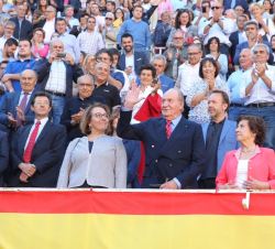 Su Majestad el Rey Don Juan Carlos responde a las muestras de cariño del público asistente a la corrida de la Asociación de la Prensa