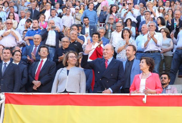 Su Majestad el Rey Don Juan Carlos responde a las muestras de cariño del público asistente a la corrida de la Asociación de la Prensa