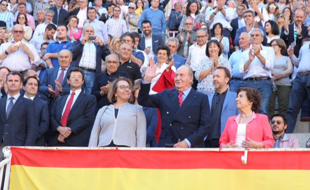 Su Majestad el Rey Don Juan Carlos responde a las muestras de cariño del público asistente a la corrida de la Asociación de la Prensa