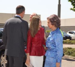 Sus Majestades los Reyes y Sus Majestades los Reyes Don Juan Carlos y Doña Sofía se saludan a su llegada al Centro Alzheimer Fundación Reina Sofía