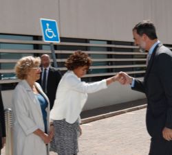 Su Majestad el Rey recibe el saludo de la ministra de Sanidad, Servicios Sociales e Igualdad, Dolors Montserrat, a su llegada al Centro Alzheimer Fund