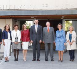 Fotografía de grupo de Sus Majestades los Reyes y Sus Majestdes los Reyes Don Juan Carlos y Doña Sofía junto a las autoridades asistentes al acto