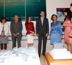 Los Reyes durante la explicación del Centro, ante una maqueta del mismo en la que figuran las zonas asistenciales y científicas