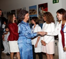 Sus Majestades los Reyes y Doña Sofía reciben el saludo de los investigadores, personal directivo y trabajadores del Centro Alzheimer Fundación Reina 