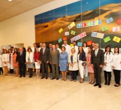 Fotografía de grupo de los Reyes con investigadores, personal directivo y trabajadores del Centro Alzheimer Fundación Reina Sofía