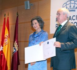 Su Majestad la Reina Doña Sofía tras hacer entrega de uno de los diplomas a las organizaciones colaboradoras en reconocimiento del apoyo recibido