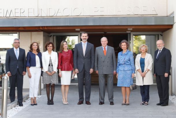 Fotografía de grupo de Sus Majestades los Reyes y Sus Majestdes los Reyes Don Juan Carlos y Doña Sofía junto a las autoridades asistentes al acto