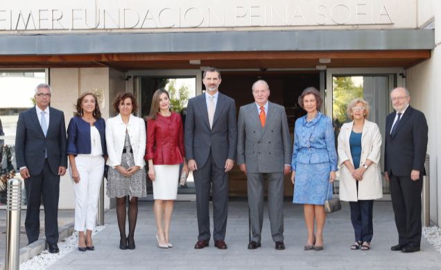 Fotografía de grupo de Sus Majestades los Reyes y Sus Majestdes los Reyes Don Juan Carlos y Doña Sofía junto a las autoridades asistentes al acto