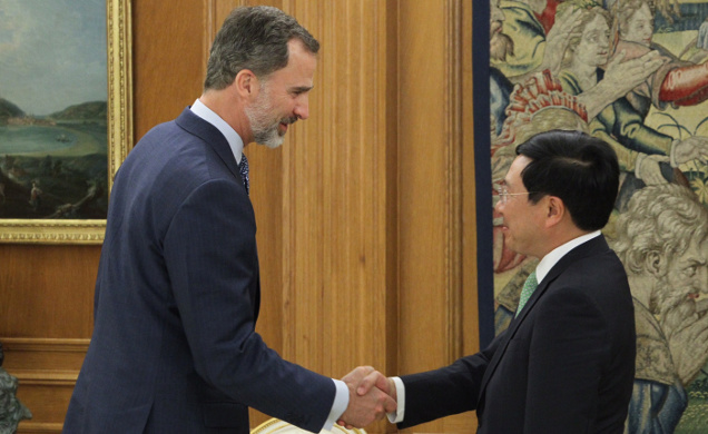Su Majestad el Rey recibe al  Vice Primer Ministro y Ministro de Asuntos Exteriores de la República Socialista de Vietnam, Pham Binh Minh