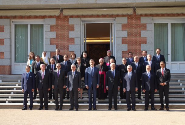 Su Majestad el Rey con los participantes en la Conferencia Ministerial sobre Víctimas de Violencia Étnica y Religiosa en Oriente Medio