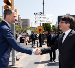 A su llegada, Su Majestad el Rey, recibe el saludo del presidente de la Generalitat de Cataluña, Carles Puigdemont