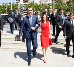 Sus Majestades los Reyes acceden al interior del edificio de la sede de la Fundación “la Caixa”