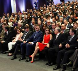 Don Felipe y Doña Letizia, tras acceder al salón de actos, ocupan su lugar en la primera fila de butacas
