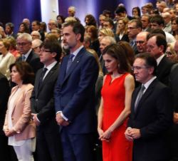 Al inicio del acto Don Felipe y Doña Letizia acompañados de los asistentes guardan un minuto de silencio con motivo del atentado terrorista ocurido en