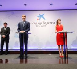 Sus Majestades los Reyes en el escenario momentos antes de la entrega de las becas