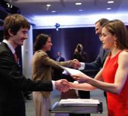 Don Felipe y Doña Letizia durante la entrega de las becas